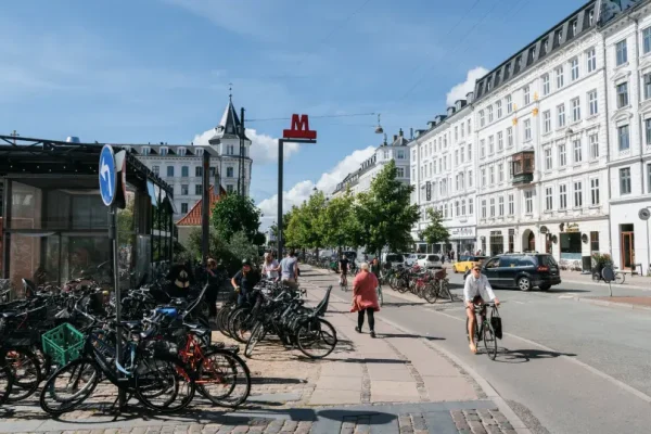 Nørreport station ved torvehallerne. Gågade, cykler og mennesker, der går langs gaden.
