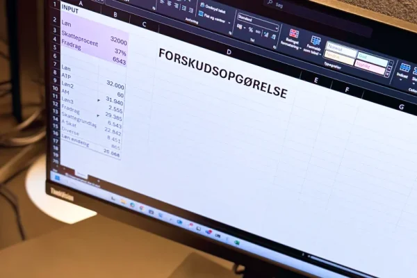 En computerskærm med et regnskabsprogram åbent, hvor der står "Forskudsopgørelse" på.