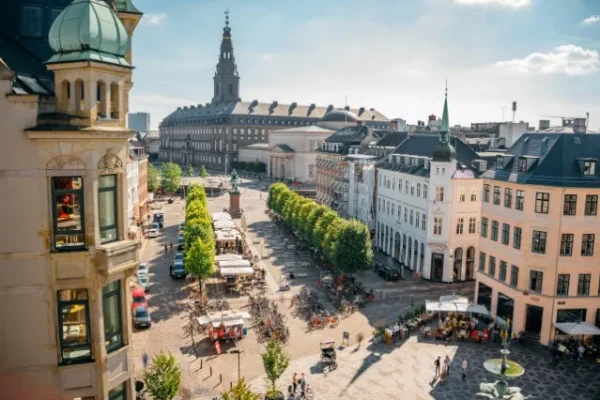Udsigt fra toppen af en bygning udover storkespringvandet i central København.