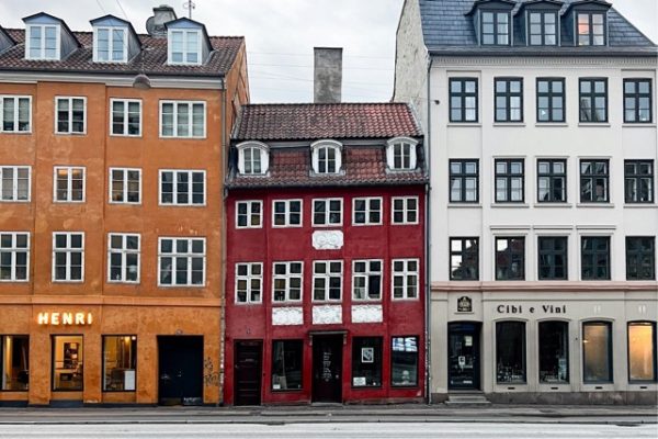 Billede af ældre danske bygninger tæt på Christianshavn station.