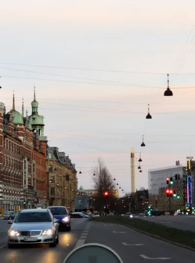 Biler, der kører lands H.C. Andersens Boulevard i København. Der er bygninger på begge sider af to modsatrettede veje.