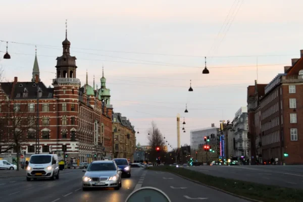 Biler, der kører lands H.C. Andersens Boulevard i København. Der er bygninger på begge sider af to modsatrettede veje.