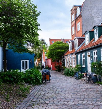 Billede af huse langs en gade i Danmark.