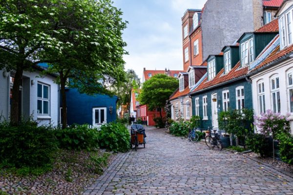 Billede af huse langs en gade i Danmark.