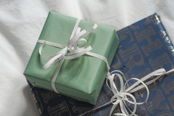 To gaver, der er pakket ind.