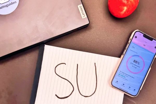 Et skild, hvor der står "SU" ved siden af en telefon, der viser Skatteguidens SU Tracker, et æble og en bærbar.